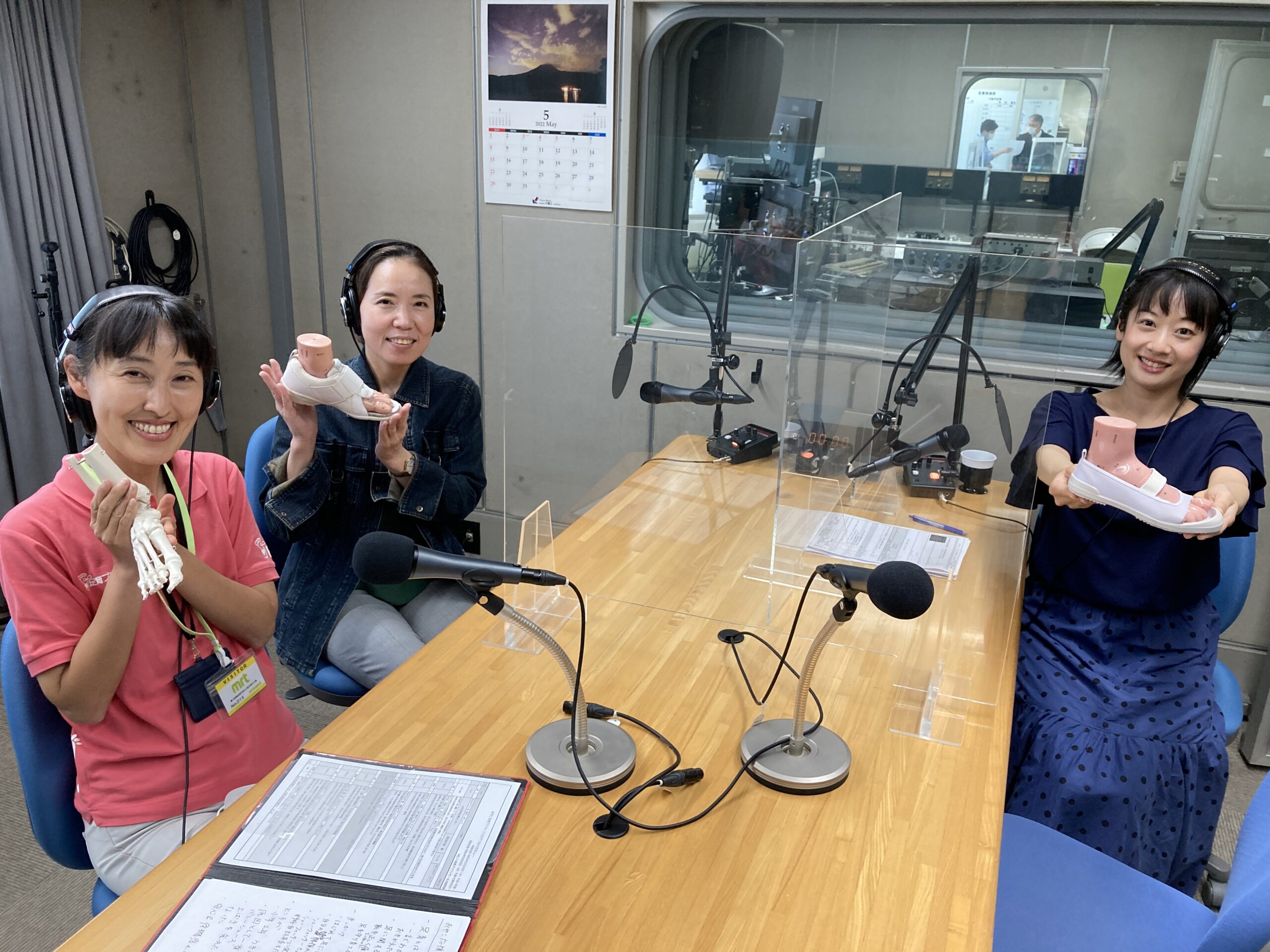MRT宮崎放送のラジオ収録スタジオにて、出演者は川島めぐみアナウンサー、難波ゆうこさん、成田の3人
