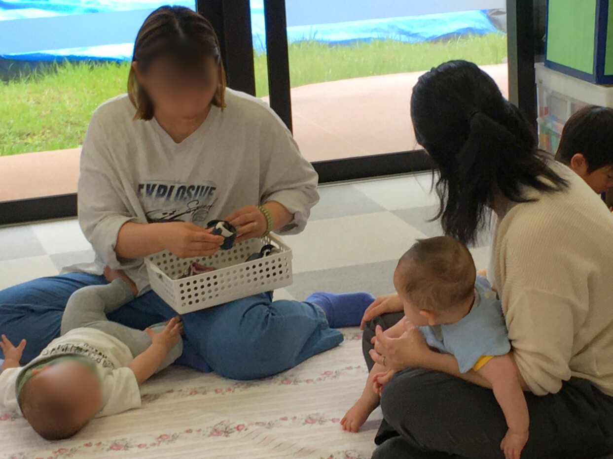 靴選びの際に確認するポイントを学び、実際に子ども靴に触れて確かめる参加者たち(2025年5月29日)