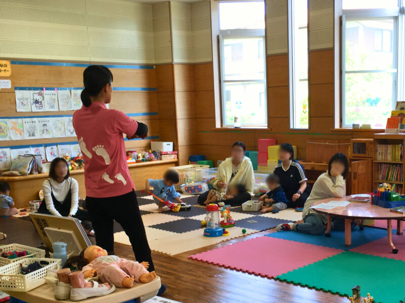 赤江東子育て交流ひろばでの足育講座の様子。保護者が子どもを見守りながら、講師の話を聞いている。