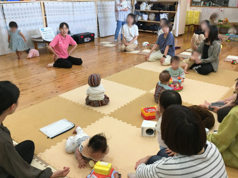 小戸地域子育て支援センターで、親子に足育について話す講師