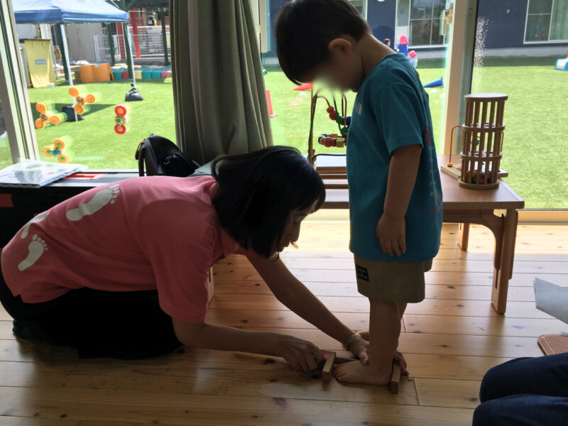 みなみえびの保育園子育て支援センターゆうゆうで開かれた足育講座で子どもの足を計測している様子